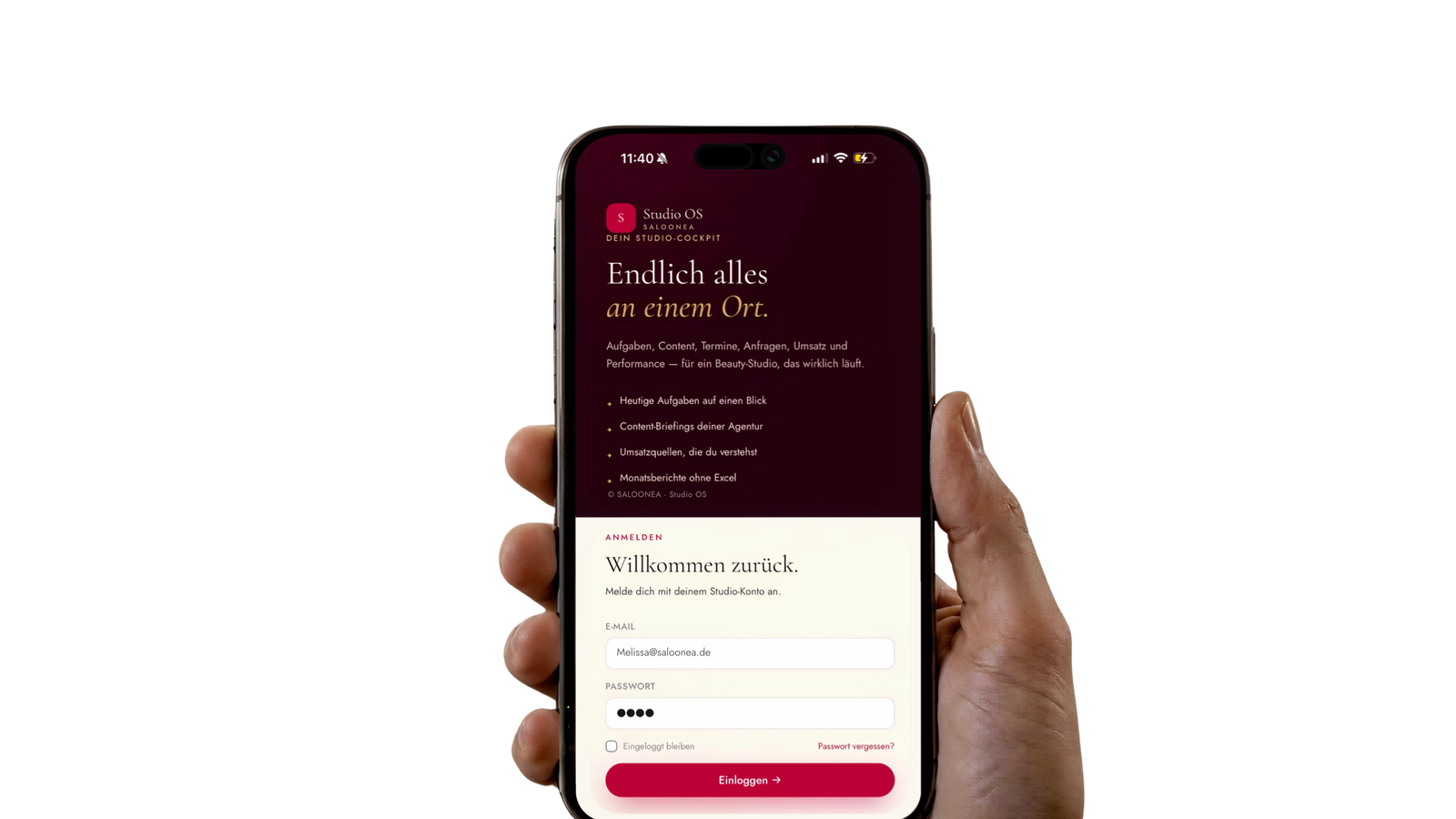 Hand hält Smartphone mit Studio OS